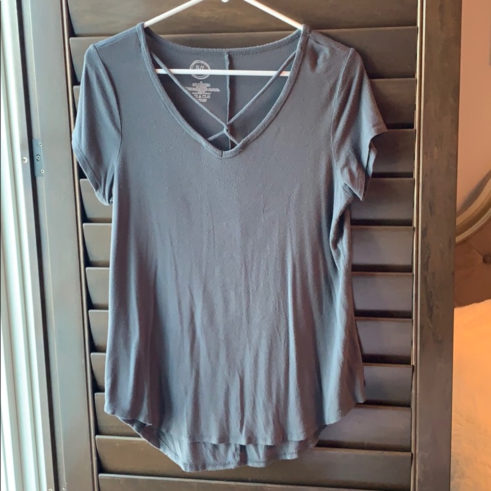 Cute t-shirt! With a design in the neck.